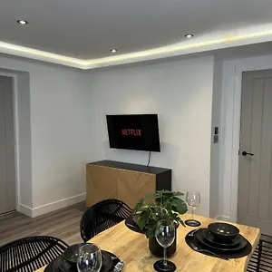  Apartment Hull